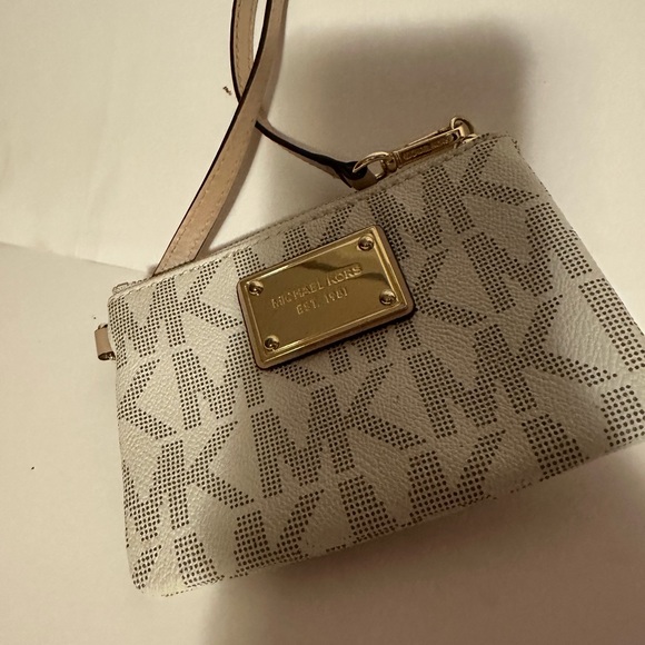 Michael Kors, leather wristlet; Brand new/no tags stylish,lightweight, durable - Picture 10 of 11